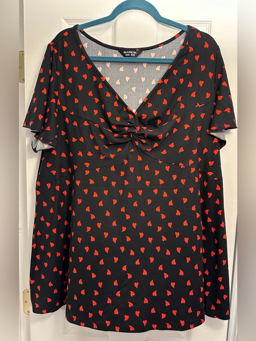 ❤️🩷 NWOT BloomChic Black V-Neck Twist Front Top with Red Heart Print, Sz. 18-20